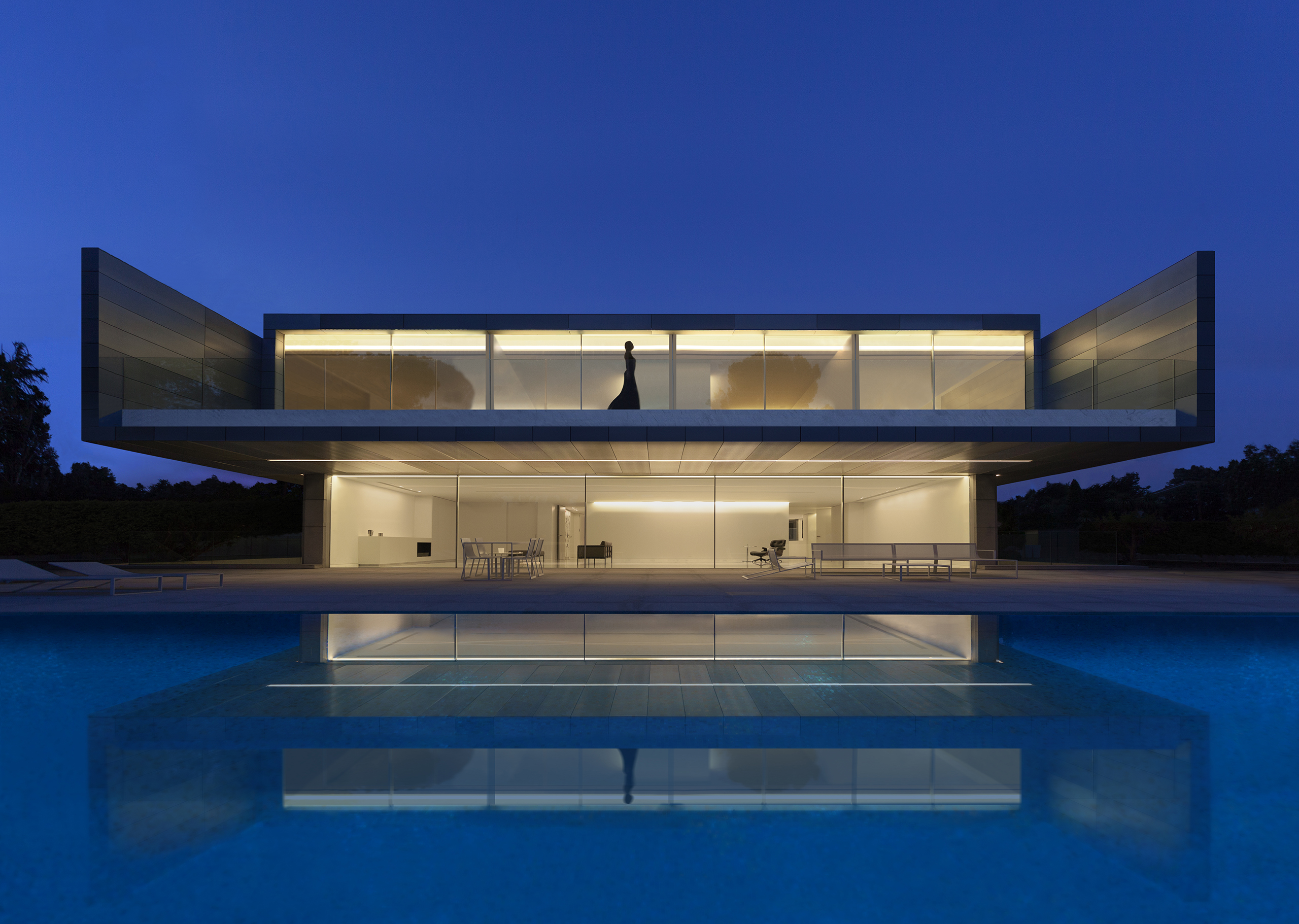 Vivienda de aluminio en paisaje mediterráneo