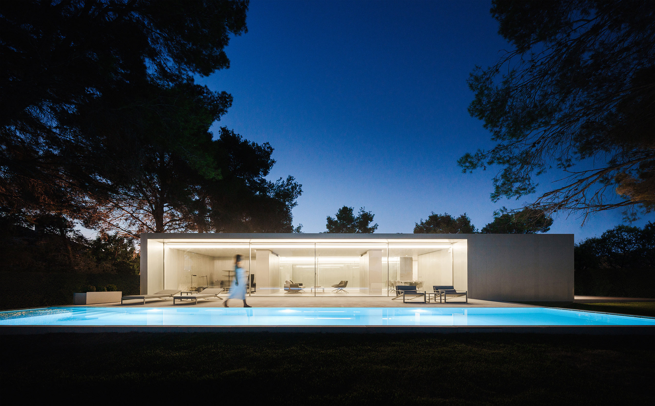 Casa minimalista con piscina y líneas blancas