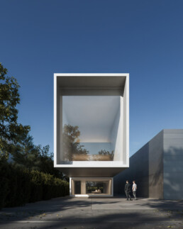 Voladizo dell anno showroom construction design architecture