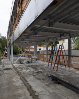Voladizo dell anno showroom construction design architecture