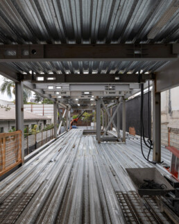 Voladizo dell anno showroom construction design architecture