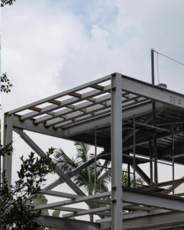 Voladizo dell anno showroom construction design architecture