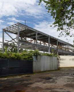 Voladizo dell anno showroom construction design architecture